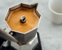 Koffie zetten met een mokkapotje