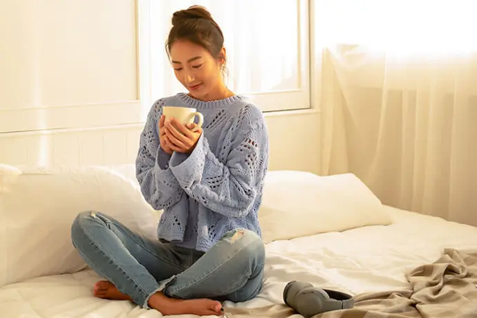 persoon met cafeïne vrije koffie